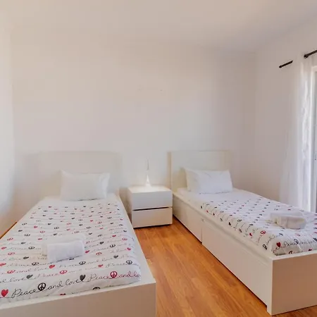 #024 Bright House In Gale With Shared Pool Albufeira